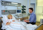 Ole (Patrik Fichte, r.) weicht Tine (Maike Bollwo, l.) im Krankenhaus nicht von der Seite. Doch er macht Tine auch klar, dass es keine gemeinsame Zukunft gibt &hellip;