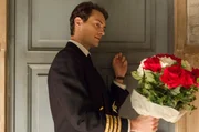 Der Pilot Carlos (Peter Vives) k&uuml;mmert sich aufopferungsvoll um Ana.
