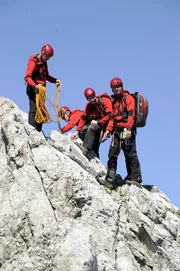 Dr. Martin Gruber (Hans Sigl, r.) und die Berwacht in Aktion.
