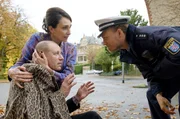 Svetlana (Katerina Medvedeva) k&uuml;mmert sich um Viktor (Jevgenij Sitochin), der &Auml;rger mit einem Polizisten (Emanuel Fellmer) bekommt.