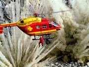 Durch eine Unachtsamkeit ist eine Bombe in einem Steinbruch explodiert.  In letzter Sekunde konnten die Rettungsflieger des Medicopter 117 entkommen.
