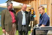 Stadler (Dieter Fischer, l.) und Achtziger (Alexander Duda, m.) verd&auml;chtigen Herbert Pichler (Tom Radisch, r.).