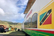 Auf dem Gel&auml;nde der St. Kitts Scenic Railway werden auch die extra f&uuml;r St. Kitts gebauten Doppelstockwagen genau untersucht.