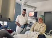 Der Internist Mohamed Cherbagi stammt aus Syrien. Seit 2017 arbeitet er im Kreiskranhaus Freiberg in Sachsen. Magen- und Darmspiegelungen geh&ouml;ren zu seinem Klinikalltag.