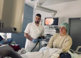 Der Internist Mohamed Cherbagi stammt aus Syrien. Seit 2017 arbeitet er im Kreiskranhaus Freiberg in Sachsen. Magen- und Darmspiegelungen geh&ouml;ren zu seinem Klinikalltag.