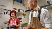 Paradies f&uuml;r Feinschmecker in den Bergen Norditaliens: Die Wirte Gemma und Klaus Insam auf dem Paratoni-Hofe in den Dolomiten bereiten f&uuml;r ihre G&auml;ste ein ladinisches Men&uuml; zu.
