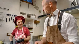 Paradies f&uuml;r Feinschmecker in den Bergen Norditaliens: Die Wirte Gemma und Klaus Insam auf dem Paratoni-Hofe in den Dolomiten bereiten f&uuml;r ihre G&auml;ste ein ladinisches Men&uuml; zu.