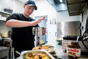 F&uuml;r Menschen mit Behinderung ist das Caf&eacute; Senza Limitti die erste Arbeitsstelle ihres Lebens. Alles was sie hier k&ouml;nnen m&uuml;ssen, haben sie im Caf&eacute; gelernt. Im Bild: Fabian Karl