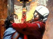 Gero (Stefano Bernardin) wird von Peter Berger (Serge Falck) gerettet.