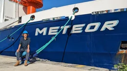Presenterin Lena Ganschow vor dem deutschen Forschungsschiff Meteor im Hafen von Catania.