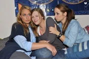 Nachdem Philip Lilly (Iris Mareike Steen, Mi.) &uuml;ber seine Gef&uuml;hle aufgekl&auml;rt wurde, geben Maren (Eva Mona Rodekirchen, li.) und Tanja (Senta-Sofia Delliponti) alles, um Lilly &uuml;ber den ersten schmerzhaften Liebeskummer hinwegzutr&ouml;sten.