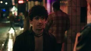 In seinem neuen Leben auf der Reeperbahn lernt Oliver Kn&ouml;bel (Johannes Hegemann, r.) auch den anziehenden Jens Nagy (Maximilian Mundt, l.) kennen.