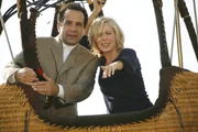 Der Hei&szlig;luftballon, in dem sich Monk (Tony Shalhoub) und Natalie (Traylor Howard) verstecken, wird absichtlich gel&ouml;st und als sie in der Luft sind, wird auf den Ballon geschossen...
