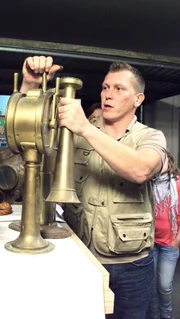 Tr&ouml;deleyperte Otto Schulte auf Begehung.TrĂ&para;deleyperte Otto Schulte auf Begehung.