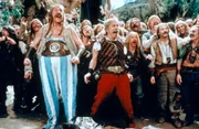 R&ouml;mer! Bei Obelix (Gerard Depardieu), Asterix (Christian Clavier) und ihren Freunden ist die Freude gro&szlig;, denn Frischfleisch steht vor den Toren ihres Dorfes &ndash; und selbiges will weichgeklopft werden.