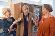 Opa Reginald (Wolfgang Stumph) mit Shanti (Sylvia Eisenberger) und Odalis (Berta Kammer, re.).