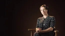 Ulrike Knobloch als die einer j&uuml;dischen Kaufmannsfamilie entstammenden K&auml;te Stresemann erz&auml;hlt vom Gerede der Leute &uuml;ber ihre Ehe mit Gustav Stresemann.