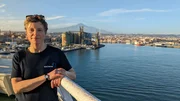 Prof. Dr. Morelia Urlaub vom GEOMAR Kiel, im Hintergrund der &Auml;tna.