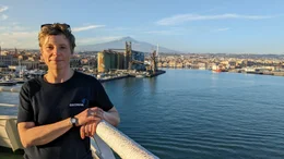 Prof. Dr. Morelia Urlaub vom GEOMAR Kiel, im Hintergrund der &Auml;tna.