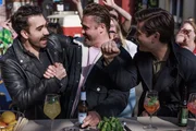Baris (Metehan Demir&ouml;z, l.), Bambi (Ben Heinrich, M.) und Paco (Milos Vukovic) feiern das gelungene Finale ihrer Schnurrbart-Zeit.