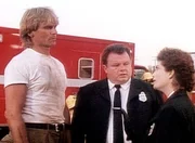 Rachel (Jenette Goldstein, r.) erkl&auml;rt MacGyver (Richard Dean Anderson, l.) und Rosewell (Jack McGee, M.), wie sie den Fall auf ihre Art l&ouml;sen wird.