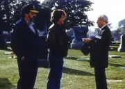 Mark (Victor French, l.) und Jonathan (Michael Landon, M.) sind die Einzigen, die sich auf der Bestattung des Sohnes von Tim Charles (Eli Wallach, r.) sehen lassen.