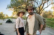 Svenja (Anneke Kim Sarnau) ist bei ihrem &bdquo;Walkabout&ldquo; mit Kalti (Aaron Pedersen) unterwegs.