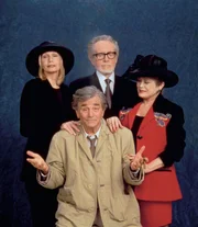 Szene aus "Columbo - Das Aschenpuzzle" mit Sally Kellerman (Liz Houston), Peter Falk (Insp. Columbo), Patrick McGoohan (Eric Prince), Rue McClanahan (Verity Chandler).
