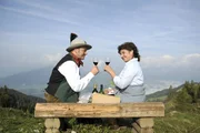 Zwischen Lisbeth (Monika Baumgartner, r.) und ihrer Urlaubsbekanntschaft Thomas Hellmann (Till Demtroder, l.) knistert es immer mehr.