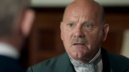 Ulrich Gebauer als Gustav Stresemann, der sowohl als Au&szlig;enminister als auch als Kanzler der Weimarer Republik leidenschaftlich f&uuml;r eine Einigung mit Frankreich und ein friedliches Europa k&auml;mpfte.