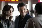 Ein junger Mann wird tot mit einem Holzpflock im Herz auf einem Friedhof gefunden. Richard Castle (Nathan Fillion, r.) und Kate Beckett (Stana Katic, l.) begeben sich auf Spurensuche. Ein junger Mann wird tot mit einem Holzpflock im Herz auf einem Friedhof gefunden. Richard Castle (Nathan Fillion, r.) und Kate Beckett (Stana Katic, l.) begeben sich auf Spurensuche.