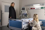 Stella (Bettine Langehein, l.) erkennt, dass Patrizia (Miriam Lahnstein) sie mit einer Intrige entmachten wollte.
