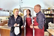 Nele Fehrenbach (Floriane Daniel, l.) befragt Manfred (Thorsten Nindel, r.) und Anja G&ouml;rlinger (Sabine Lorenz, M.), die Gesch&auml;ftspartner von Kleber.
