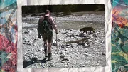 Berufsj&auml;ger mit Hund am Bach.