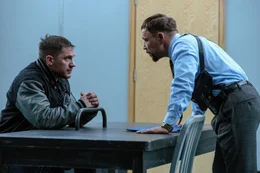 Eddie (Tom Hardy, l.) erkennt, dass auch hinter Cletus ein Alien steckt, nachdem Detective Mulligan (Stephen Graham) ihn mit der Verw&uuml;stung konfrontiert, die Cletus' Ausbruch aus San Quentin hinterlie&szlig;.