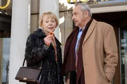 Reginald (Wolfgang Stumph) und Ljudmila (Natalia Bobyleva) versuchen ihr Gl&uuml;ck in der Spielbank