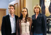 Markus (Tobias D&uuml;rr, l.), Eva (Uta Kargel, M.) und Charlotte (Mona Seefried, r.) beobachten fassungslos, wie Robert von der Polizei abgef&uuml;hrt wird.