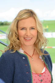 Simone Ascher (Evi Blumooser).