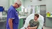 Der zehnj&auml;hrige Felix hat einen Splitter im Fu&szlig;. Mathias Haag, Pflegeleiter in der zentralen Notaufnahme der HSK Wiesbaden, k&uuml;mmert sich um ihn.