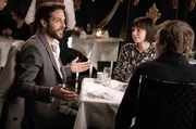 Sascha (Nikolai Selikovsky, li.) wirbt um Irina (Barbara Prakopenka) und versucht Johannes (Anton von Lucke) auszubremsen.