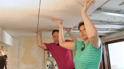 Bei der Sanierung des Hauses gibt es Probleme. Das Budget ist mit 15 000 - knapp bemessen. Handwerker k&ouml;nnen sich Monika und Robert da nicht leisten.