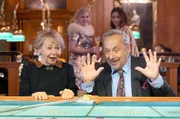 Reginald (Wolfgang Stumph) und Ljudmila (Natalia Bobyleva) glauben an ihre Gl&uuml;cksstr&auml;hne.