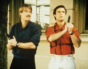 Cody (Perry King, l.) und Nick (Joe Penny) sind bei einem Mafiaattentat noch einmal mit dem Leben davongekommen.
