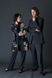 Eimi (Rinko Kikuchi, l.); Jake Adelstein (Ansel Elgort, r.) Eimi (Rinko Kikuchi, l.); Jake Adelstein (Ansel Elgort, r.)