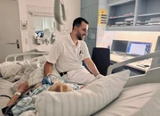 Der Internist Mohamed Cherbagi stammt aus Syrien. Seit 2017 arbeitet er am Kreiskranhaus Freiberg in Sachsen. Ultraschalluntersuchungen geh&ouml;ren zu seinem Klinikalltag.