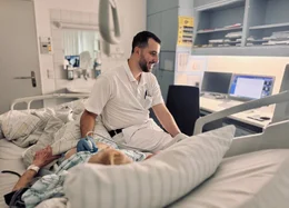 Der Internist Mohamed Cherbagi stammt aus Syrien. Seit 2017 arbeitet er am Kreiskranhaus Freiberg in Sachsen. Ultraschalluntersuchungen geh&ouml;ren zu seinem Klinikalltag.