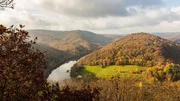Natur pur! Das ist die Nordeifel. Der Nationalpark Eifel ist der erste Nationalpark bei uns im Westen. Auf einer Fl&auml;che von 110 Quadratkilometern passiert etwas in dieser Gr&ouml;&szlig;e Einzigartiges: Eine Landschaft macht sich auf den Weg zur&uuml;ck zur Wildnis. Die Natur Natur sein lassen ist hier das Motto. Ein echtes Paradies f&uuml;r Wanderer.