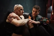Dragqueen Lulu Duvall (Victor Schef&eacute;, l.) und Oliver Kn&ouml;bel (Johannes Hegemann, r.) sind zun&auml;chst Rivalen, doch dann Schicksalsgenossen.