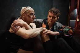 Dragqueen Lulu Duvall (Victor Schef&eacute;, l.) und Oliver Kn&ouml;bel (Johannes Hegemann, r.) sind zun&auml;chst Rivalen, doch dann Schicksalsgenossen.
