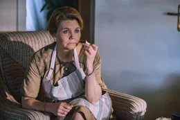 Evelin Kn&ouml;bel (Annette Frier) kann es nicht fassen, als sie eines Abends ihren Sohn Oliver als Olivia Jones im Fernsehen sieht.
